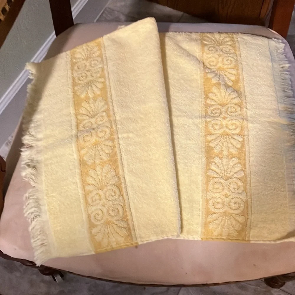VINTAGE CANNON MONTICELLO YELLOW HAND TOWEL FRINGED EDGE EMBOSSED FLORAL 25